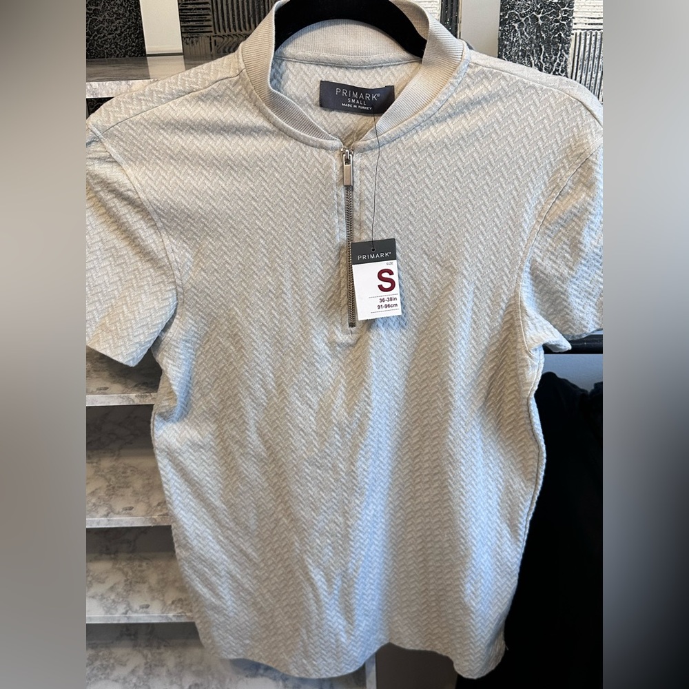 New with tags men’s half zip shirt sleeve shirt. Size small, gray with pattern